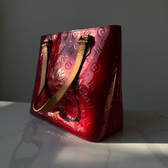 Authentic Louis Vuitton - Vernis Bag ( Glossy,Red ) - Picture 2 of 5